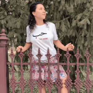 Футболка с арабской надписью «Любовь»